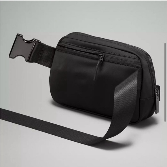 Lululemon NWT | Everywhere Belt Bag in Black/BlackVolume: 1L - Picture 5 of 10
